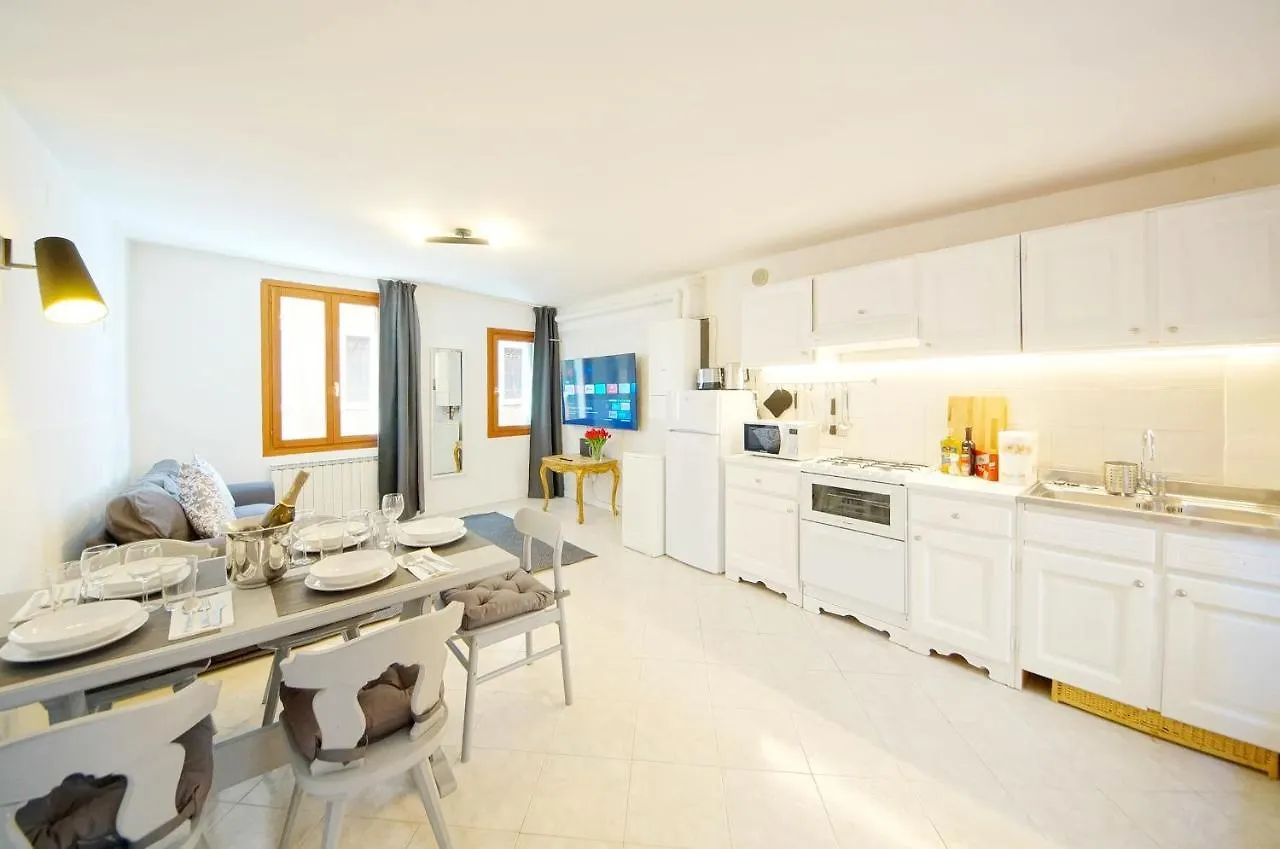 ונציה Gondola View Apartment 0*,