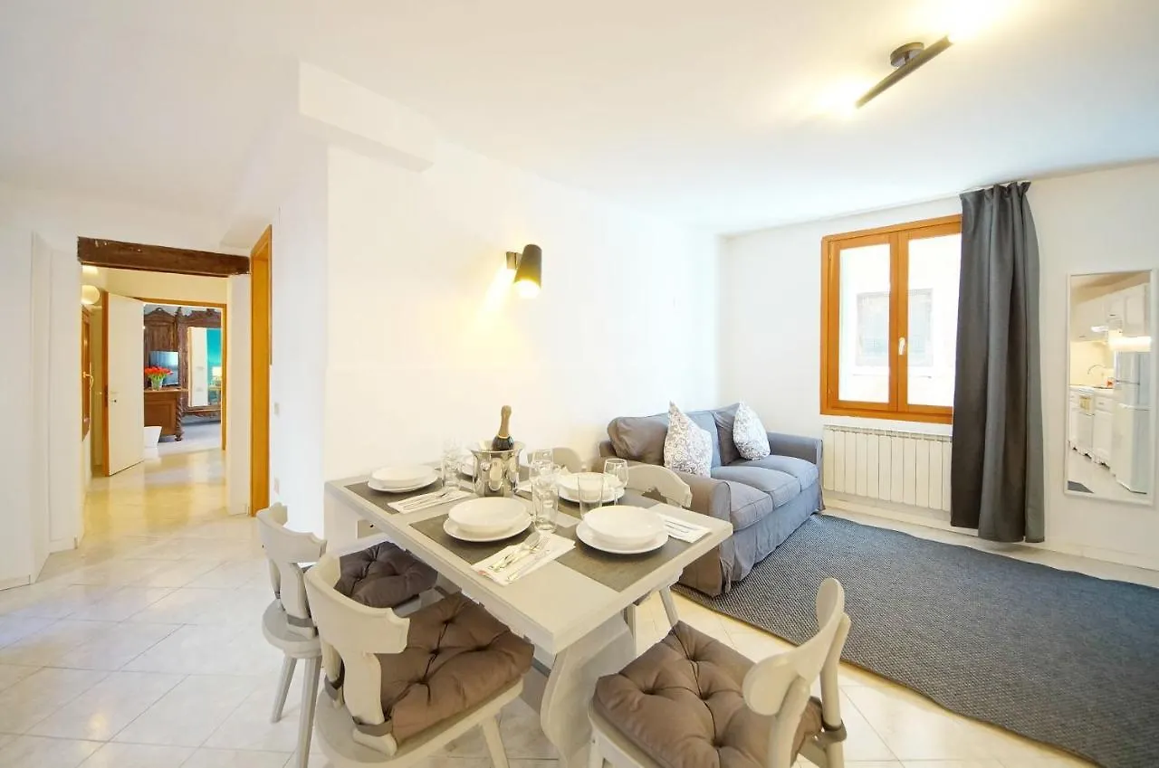 ונציה Gondola View Apartment 0*,  איטליה