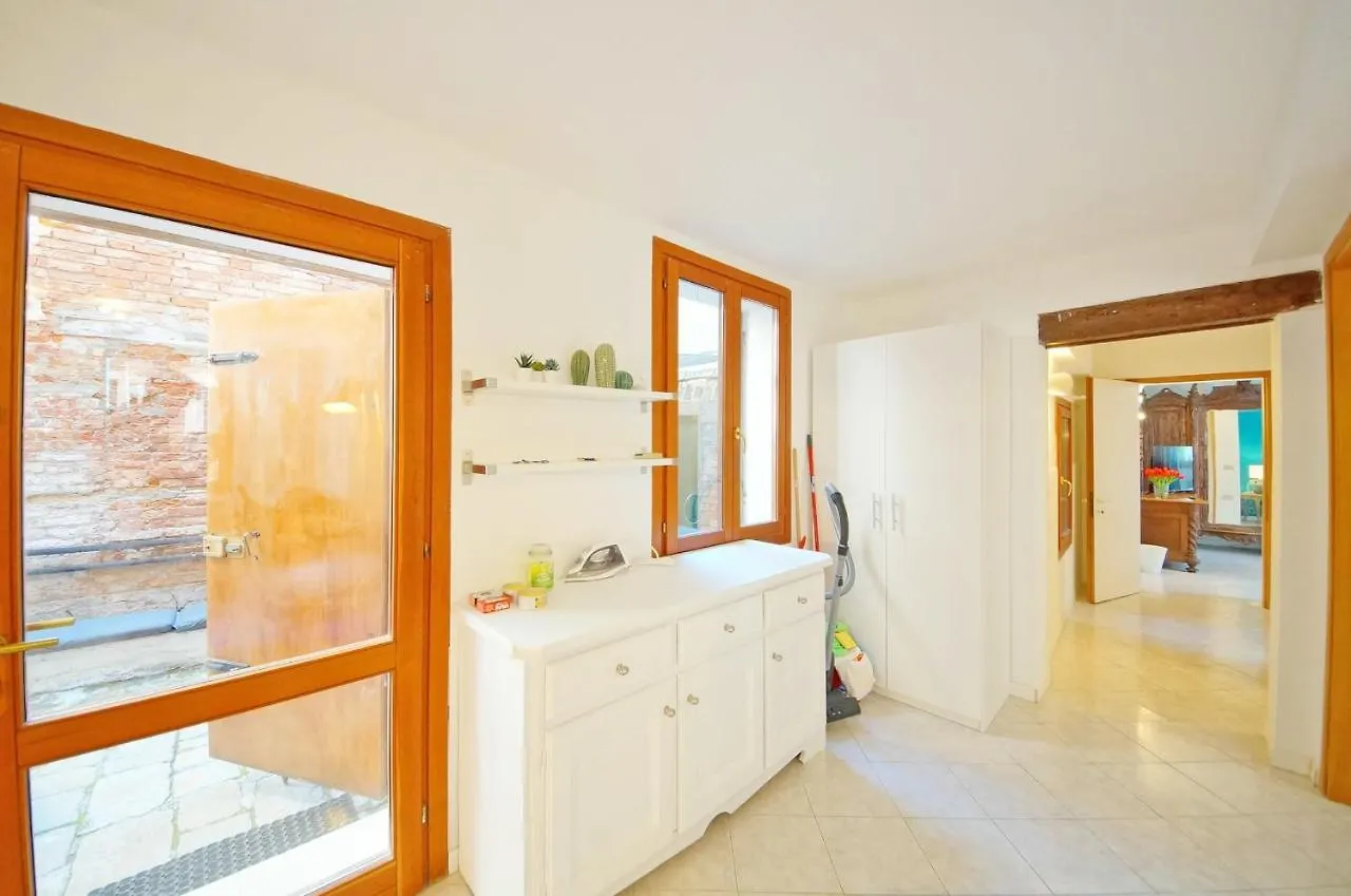 ונציה Gondola View Apartment 0*,  איטליה